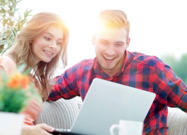 modern bir oturma odasında otururken bir favori film izlerken mutlu genç Çift.