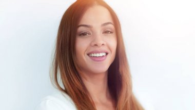 Beyaz arka planda güzel bir esmerin portresi