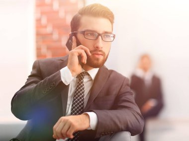 Akıllı telefon kullanan genç ve çekici bir iş adamının görüntüsü