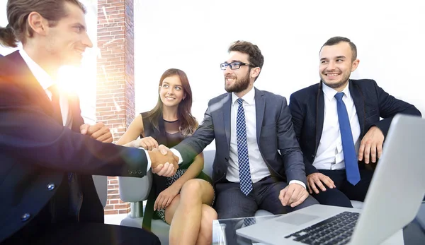 Handshake Gerente y el cliente en una reunión en el vestíbulo de la oficina. — Foto de Stock