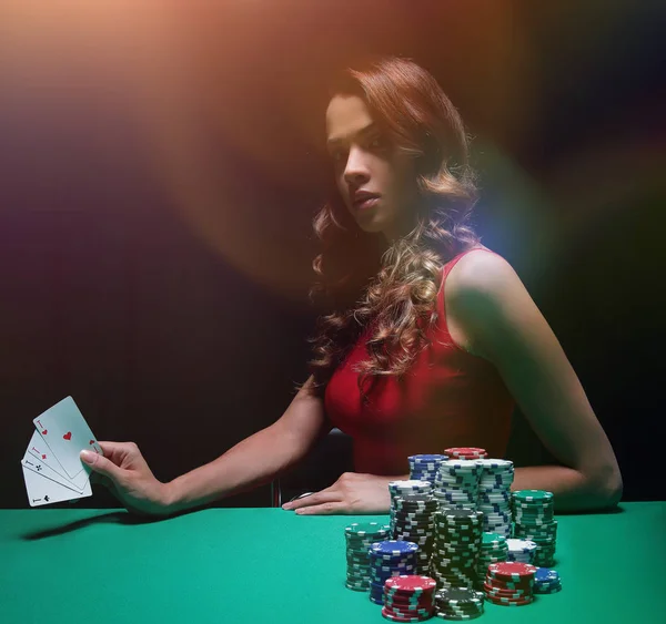 Όμορφη νεαρή γυναίκα τυχερών παιχνιδιών στο πράσινο τραπέζι — Φωτογραφία Αρχείου