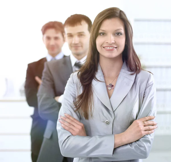 Mujer de negocios y equipo de negocios — Foto de Stock