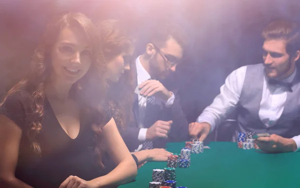 Сучасна ділова жінка сидить за столом у казино . — стокове фото