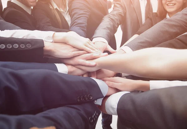 Grande équipe d'affaires debout avec les mains pliées ensemble — Photo