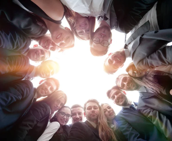 Große Business-Team bildet einen Kreis und blickt auf den Kameramann — Stockfoto