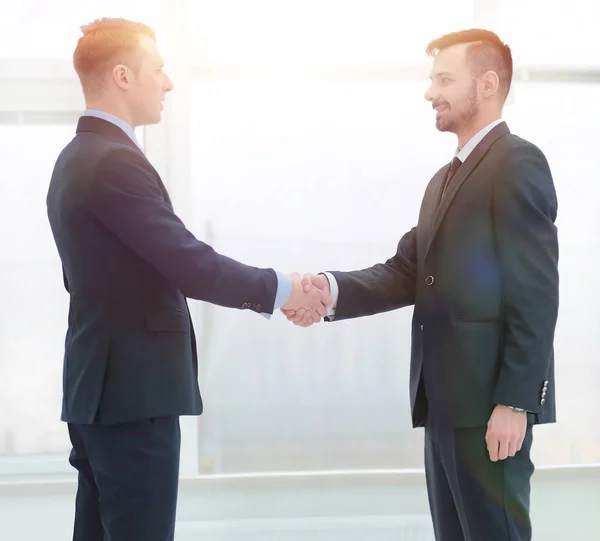 Finanční partneři handshake na chodbě úřadu — Stock fotografie