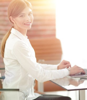 bir dizüstü bilgisayar ile çalışan genç kadın portresi .