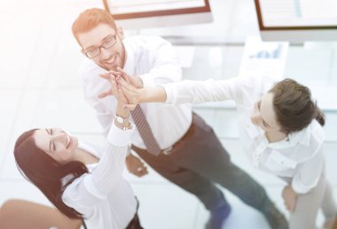 Başarılı iş adamları birbirlerine beşlik çakıyor. .