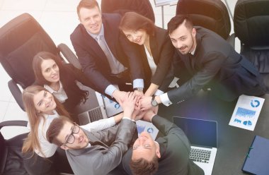 iş takım birlikte masada sıktı elleri ile