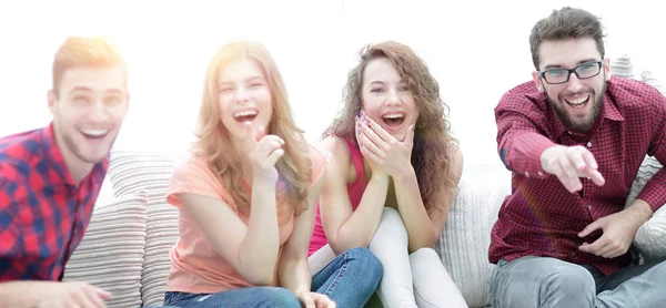 Grupo de amigos alegres assistindo seu filme favorito — Fotografia de Stock