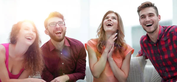 Group of cheerful young people sitting on the couch. — Stock Photo, Image