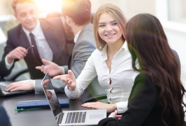 Kadın personeli ofiste