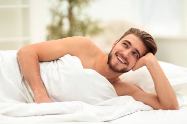 yatakta yatıyordu adam hayalleri closeup.a