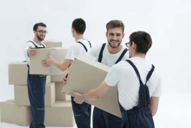 Kutu üzerinde beyaz backgro izole gülümseyen tutan Nakliyeciler portresi