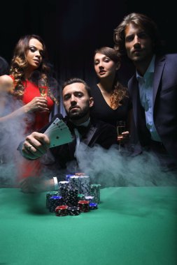 Mutlu bir şirket bir zafer Poker şampanya ile kutluyor.