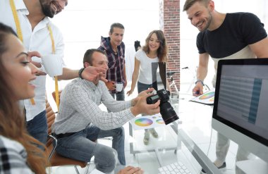 Grup fotoğrafı modern bir ofiste çalışan editörler.