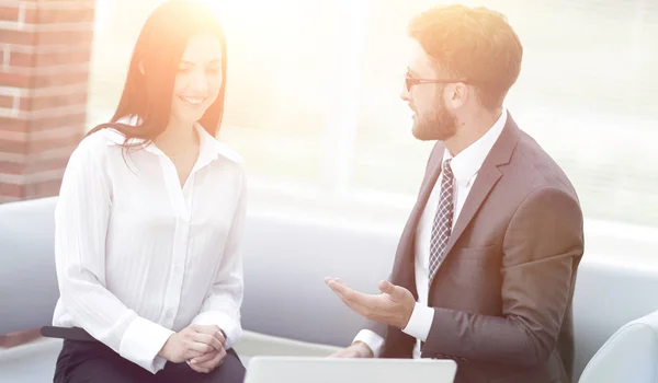 Socios comerciales discutiendo documentos comerciales antes de firmar t — Foto de Stock