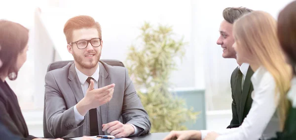 Homme d'affaires lors d'une réunion avec les employés — Photo