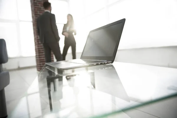 Mesa de espaço de trabalho funciona no escritório com um computador — Fotografia de Stock