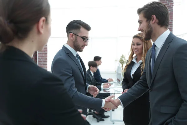 Apretón de manos socios comerciales en la oficina — Foto de Stock