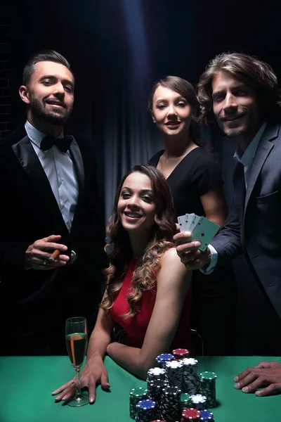 Des amis de la classe supérieure jouent dans un casino. — Photo