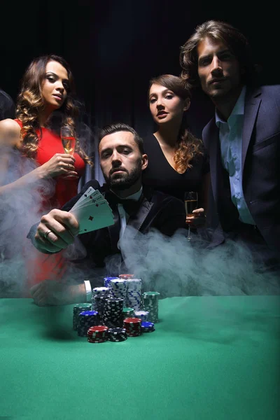 Mutlu bir şirket bir zafer Poker şampanya ile kutluyor. — Stok fotoğraf