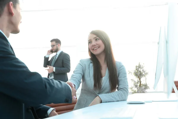 Mujer de negocios estrechando la mano con un socio de negocios . —  Fotos de Stock