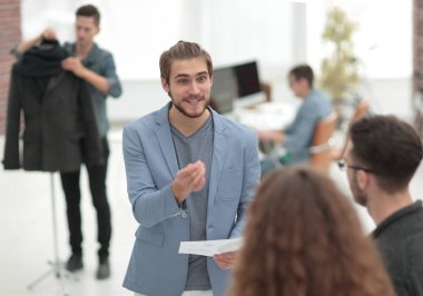 ofiste çalışan tasarımcıların başarılı takım.