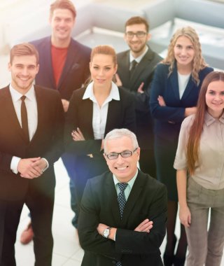 En baştan görüntüleyin. iş adamları kameraya bakarak gülen grubu.