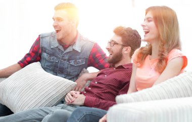 bir grup genç insan kanepede olacak.