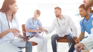 sağlık personeli hastanın x-ray tartışıyor