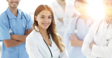 Gözümün önünde sağlık stetoskop ile çekici kadın doktor