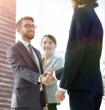 İki iş adamı el sıkışıyor.