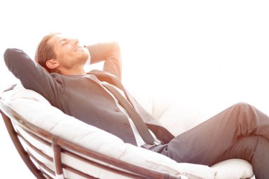 büyük rahat koltukta oturan genç işadamı.