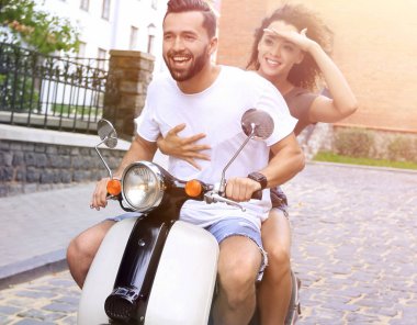 Genç çift sürme motosiklet City