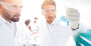 portre. bilim adamı ve cam tüp çözümde eğitim asistanı