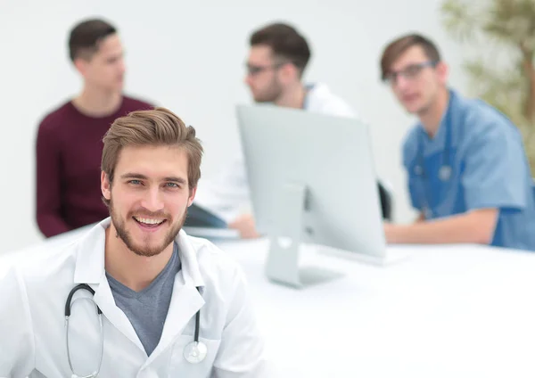 Doctor looking at camera and smiling — Stock Photo, Image