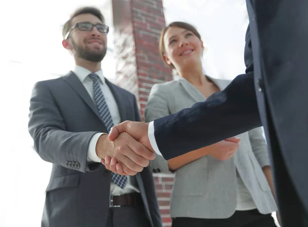 Vänligt handslag av affärsmän. — Stockfoto