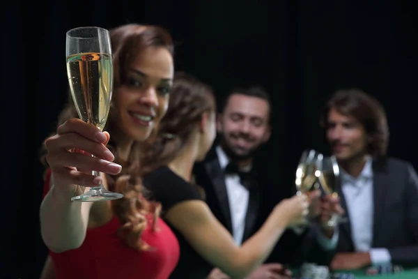 Fille boire un cocktail dans le casino — Photo