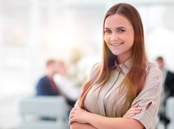 Retrato de mulher de negócios sorridente no fundo do escritório . — Fotografia de Stock