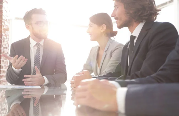 Gerente realiza uma reunião com a equipe de negócios — Fotografia de Stock