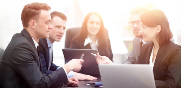 Team di lavoro tiene un brainstorming — Foto Stock