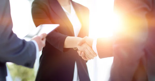 Empresaria agitando las manos con un empresario durante una reunión — Foto de Stock