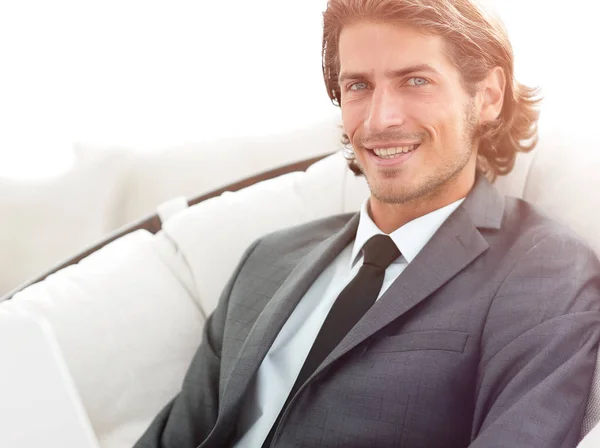 Gros plan d'une femme d'affaires souriante travaillant avec un ordinateur portable dans le salon . — Photo