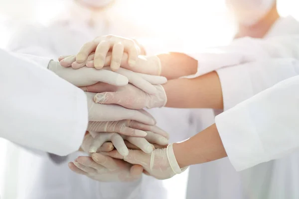 Mãos unidas da equipe médica de perto — Fotografia de Stock