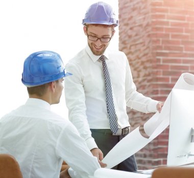 Mimar ve mühendis, bir bina proje düşünüyor