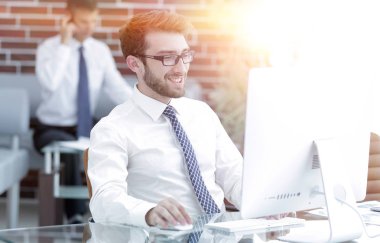 Yöneticisi inşaat üstünde bir bilgisayar