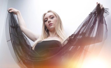 güzel genç kadın modeli büyük bir rahat koltukta dinleniyor.