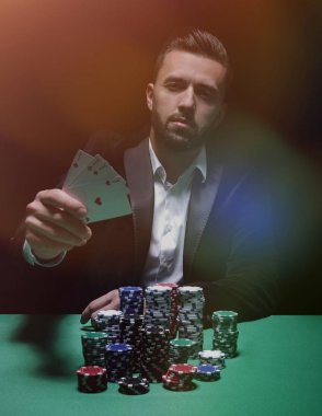 Kazanan ve elinde as tutan mutlu poker oyuncusu