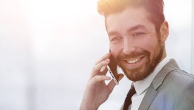 İş adamı cep telefonuyla konuşuyor.